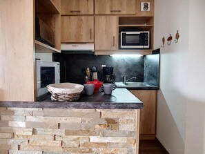 Een koelkast, een microgolfoven, een oven, een vaatwasser