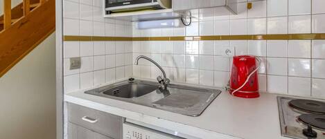 KĂŒhlschrank, Mikrowelle, GeschirrspĂŒler