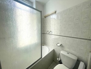 Bathroom - City House Near Arago Market, Beach & Town Center – 2 Bedrooms, Terrace, Fully Equipped (Les Sables-d'Olonne)