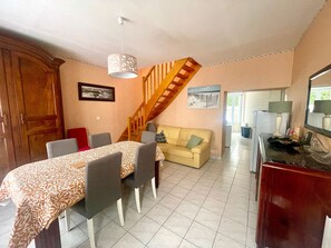 TV - City House Near Arago Market, Beach & Town Center – 2 Bedrooms, Terrace, Fully Equipped (Les Sables-d'Olonne)