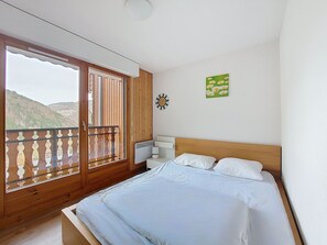 3 chambres, fer et planche à repasser