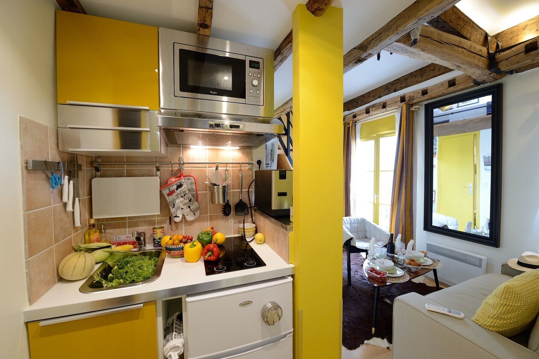 Een koelkast, een microgolfoven, een koffiezetapparaat/waterkoker