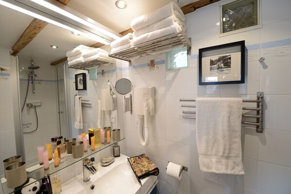 Shower, hair dryer, towels