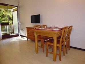 Dining - Cozy Studio for 4 near Slopes & Shops with Balcony and Forest View (Gourette)