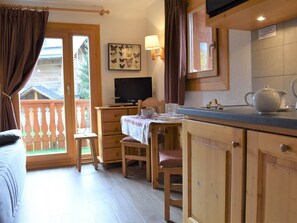 TV - Charming Renovated Studio for 3 Near Slopes with Balcony in Méribel (Méribel)