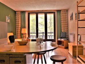 Interior - Cozy Studio on the Slopes, South-Facing Balcony, Pet-Friendly - Risoul 1850 (Risoul)