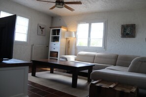 Een televisie en een dvd-speler