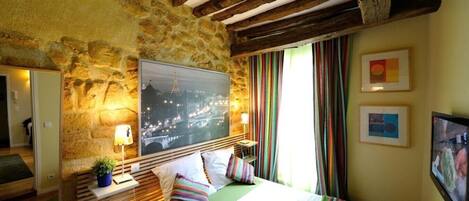 Een kluis op de kamer, een strijkplank/strijkijzer, gratis wifi