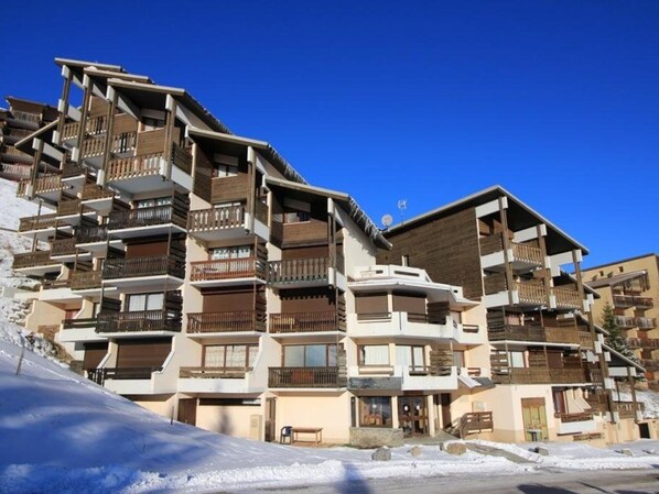 Exterior - Cozy Studio with Balcony, Mountain View, and Ski Access - Sleeps 6 (Auris)