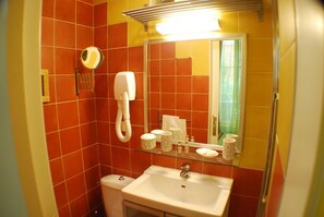 Shower, hair dryer, towels, toilet paper - E1GG Everglades (Paris)