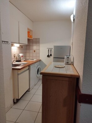Fridge, oven, dishwasher, cookware/dishes/utensils - Two rooms in the resort center in Orcières Merlette - Southern Alps (ORCIERES MERLETTE)