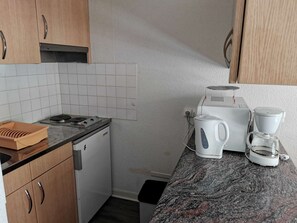 Køleskab, mikrobølgeovn, kogeplade, kaffe-/temaskine