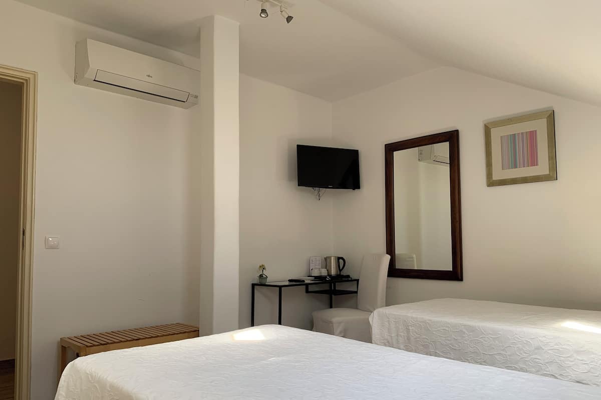 Economy Room | 1 bedroom, desk, laptop workspace, blackout drapes