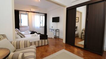 Habitación triple urbana, baño privado | Escritorio, espacio para trabajar con laptop y cortinas blackout