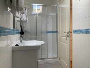 City kamer, privébadkamer | Badkamer | Gratis toiletartikelen, een haardroger, handdoeken, zeep
