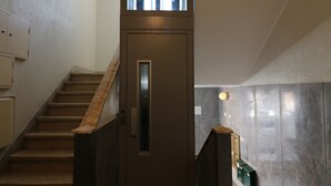 Una escalera de madera con una puerta de vidrio en la parte superior.