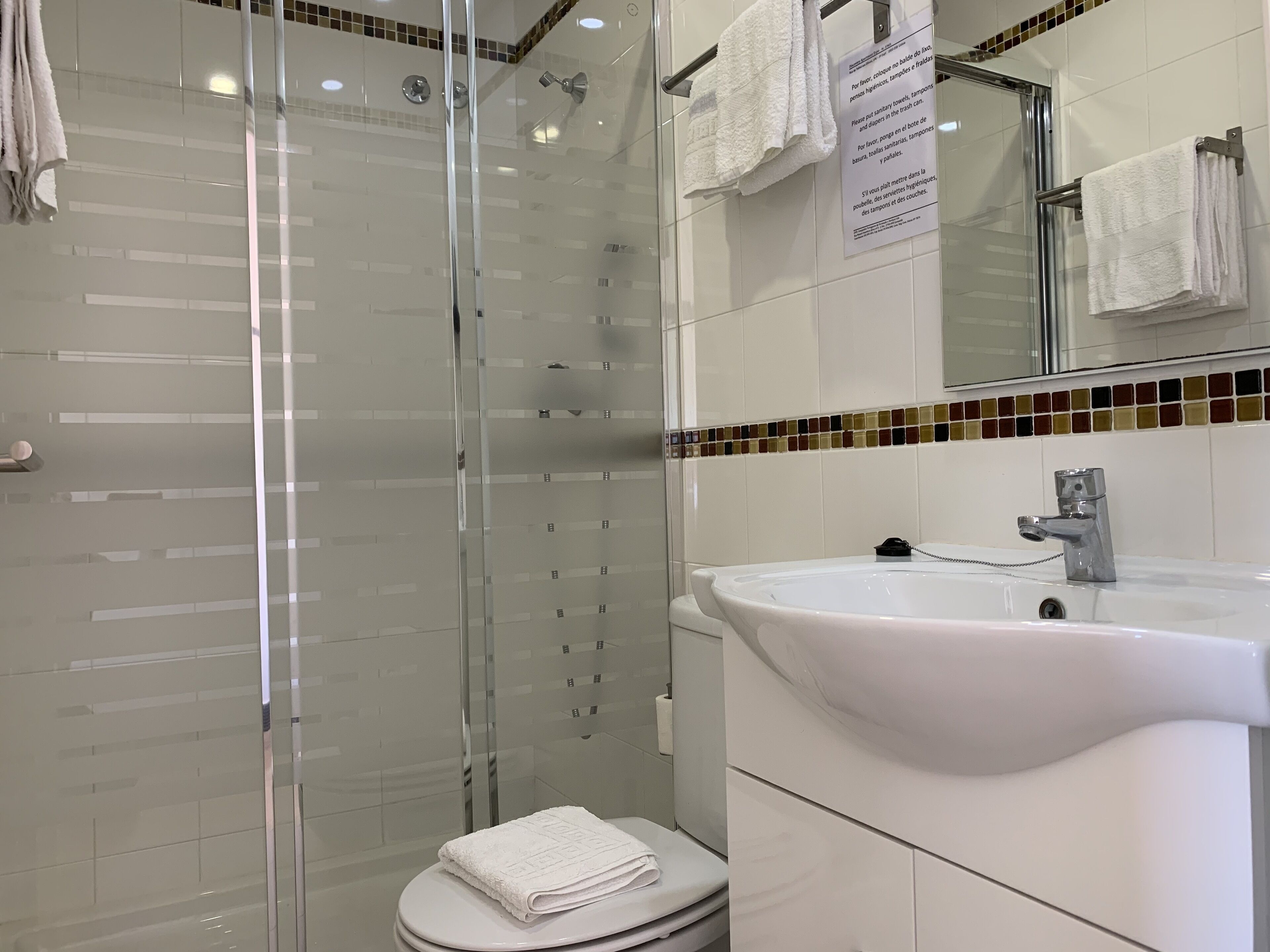 Quarto duplo urbano, banheiro privativo | Banheiro | Produtos de toalete grátis, secador de cabelo, toalhas de banho 