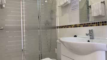 Quarto duplo urbano, banheiro privativo | Banheiro | Produtos de toalete grátis, secador de cabelo, toalhas de banho