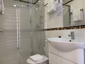 City Twin Room, Private Bathroom | Bathroom | Free toiletries, hair dryer, towels, soap - Discovery Apartment Expo (Lisbon)