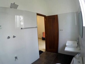 Shower, free toiletries, towels - Angel Inn Guest House (Negombo)