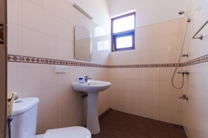 Shower, free toiletries, towels