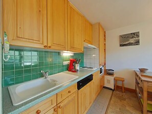 ثلاجة، ميكروويف، موقد طهي مسطح، غسالة أطباق