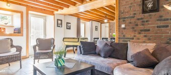 Charming 5-BR House with Sea Views, Garden, Wi-Fi, and Close to Beach in La Hague!