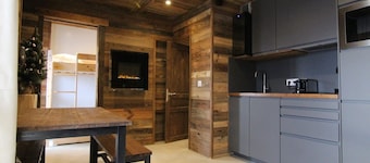 Sunny 3-Room Apartment for 6 with Large Terrace, Parking & Ski-In/Ski-Out Access