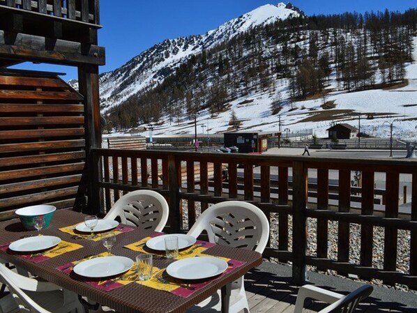 Outdoor dining - Spacious Studio with Terrace, South-Facing, Ski-In/Ski-Out, Pet-Friendly in Montgenèvre (Montgenèvre)