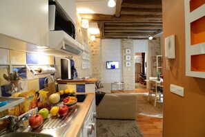 Kühlschrank, Mikrowelle, Herdplatte, Wasserkocher mit Kaffee-/Teezubehör