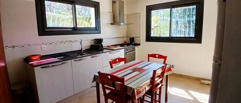 Microwave, oven, dishwasher, coffee/tea maker