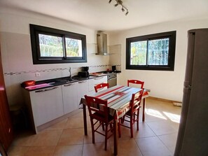 Mikrowelle, Ofen, GeschirrspĂŒler, Wasserkocher mit Kaffee-/Teezubehör
