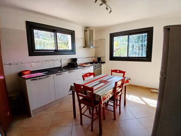 Microwave, oven, dishwasher, coffee/tea maker