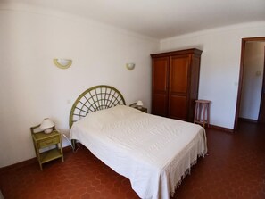 2 Schlafzimmer, BĂŒgeleisen/BĂŒgelbrett, BettwĂ€sche