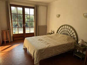 2 bedrooms, iron/ironing board, bed sheets