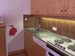 冰箱、微波炉、烤箱、炉灶