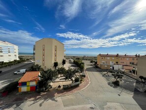 Parkeerplaatsen op het terrein
