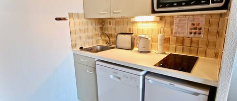 Réfrigérateur, micro-ondes, plaque de cuisson, lave-vaisselle