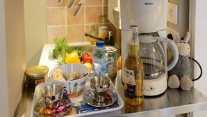 Cozinha com máquina de café Bosch, chaleira e torradeira na bancada.