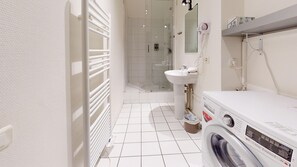 Bathtub, hair dryer, towels - lacour ac 160m2 city center 4br3bth (Colmar)