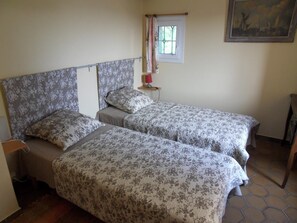 3 bedrooms, iron/ironing board, Internet