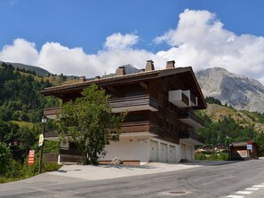 Exterior - Studio Cabin 4 Sleeps, Ski-In/Ski-Out, South-Facing Balcony, Le Grand-Bornand (Le Grand-Bornand)
