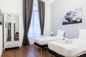 4 chambres, coffres-forts dans les chambres, fer et planche à repasser