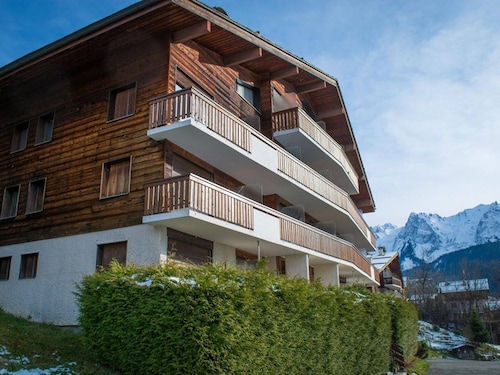 Sunny 3-Room Apartment with Mountain Views, Near Ski Lifts, Sleeps 6