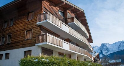 Sunny 3-Room Apartment with Mountain Views, Near Ski Lifts, Sleeps 6
