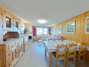 Dining - Sunny 3-Room Apartment with Mountain Views, Near Ski Lifts, Sleeps 6 (Le Grand-Bornand)
