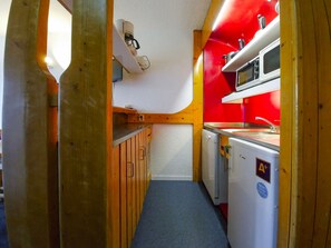 Kjøleskap, mikrobølgeovn, ovn og oppvaskmaskin