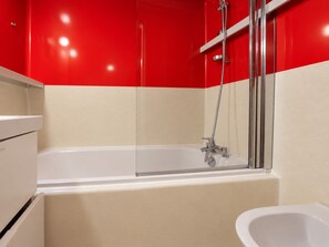 A modern bathroom with a bathtub, a shower, and a sink. - 2-room apartment, 6 pers, pets allowed, wifi, Les Arcs 1800 (Les Arcs 1800)