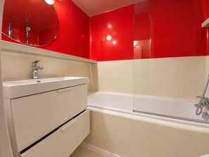 A bathroom with a white sink, a mirror, and a bathtub. - 2-room apartment, 6 pers, pets allowed, wifi, Les Arcs 1800 (Les Arcs 1800)