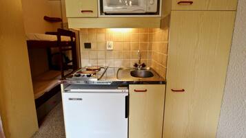 Fridge, coffee/tea maker